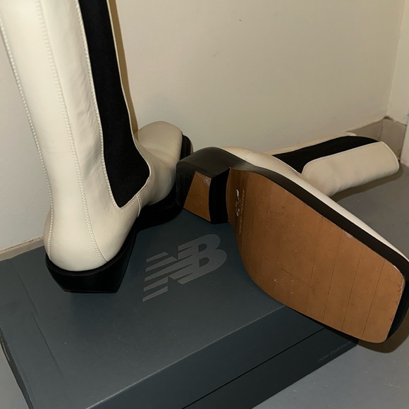 Bottega Veneta Off-White ‘The Lean’ Chelsea Boot - Picture 5 of 8